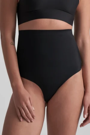 Nähtamatud kergelt korrigeerivad kõrgepihalised stringid