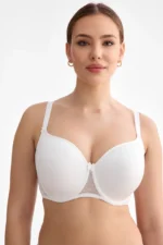 Naine valge T-särgi rinnahoidjaga