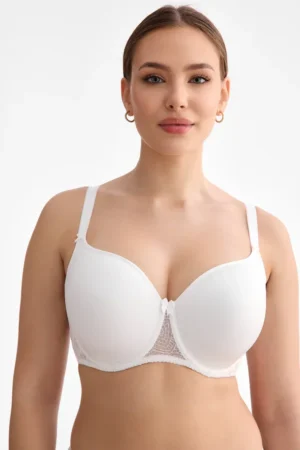 Naine valge T-särgi rinnahoidjaga